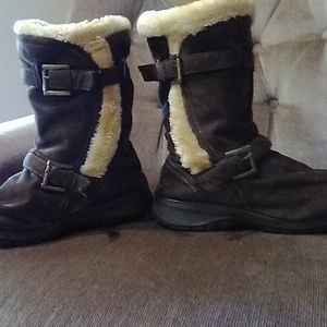 ITASCA BOOTS... SIZE 9... BROWN!!!